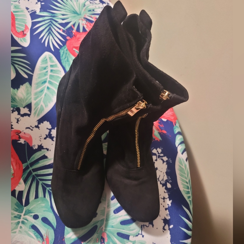 Black heels size 8